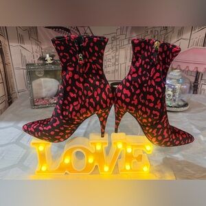 Alice + Olivia EUC💓
Stylish Pink and Black Ankle Boots 👢